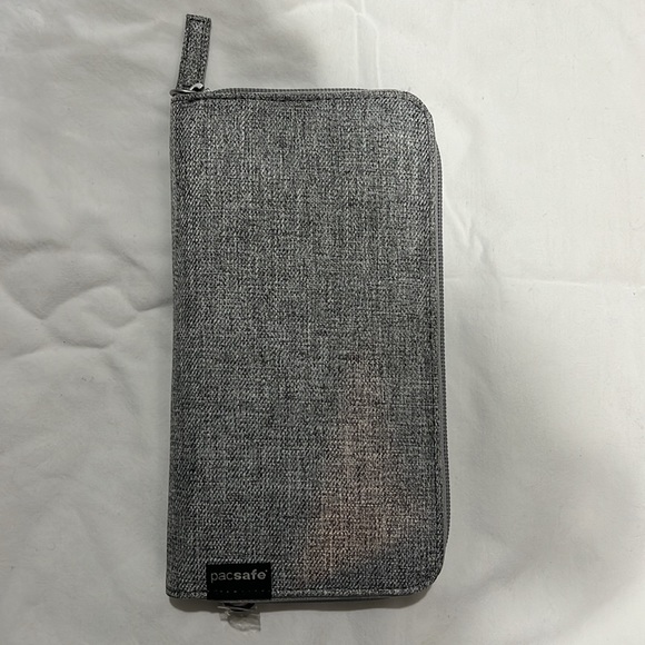 COPY - RFIDsafe LX250 travel wallet - Picture 4 of 7